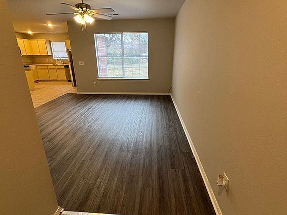 4th image of 956 N Daisy Ln