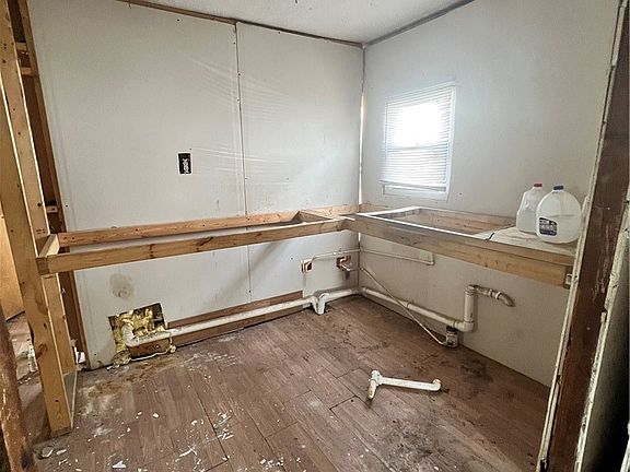 4th image of 996 Burkhardt Ave