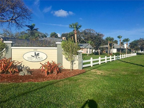 ENTRANCE TO THE OAKS DIRECTLY ACROSS FROM THE INDIAN RIVER WITH MILE WIDE VIEWS
