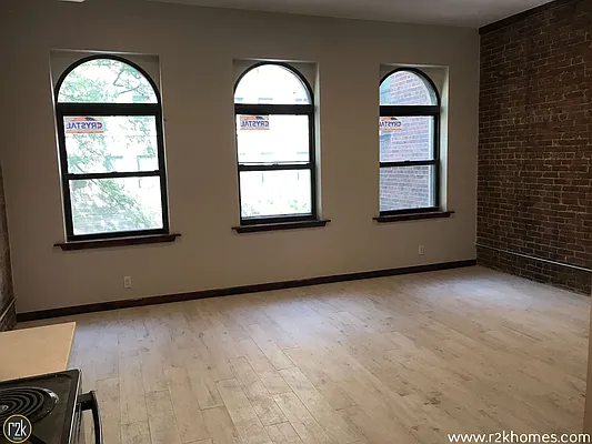 Rented by Realty 2000 Corp | media 6