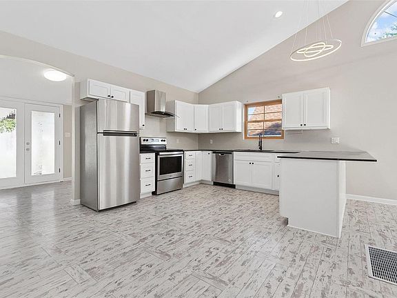 5th image of 810 N 5th St