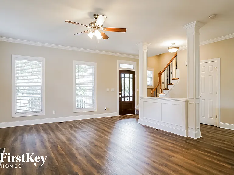 1019 Village River Dr — Photo 3