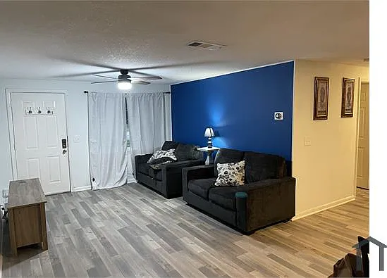 4 bed, 1350 sqft, $2,100 — Photo 2