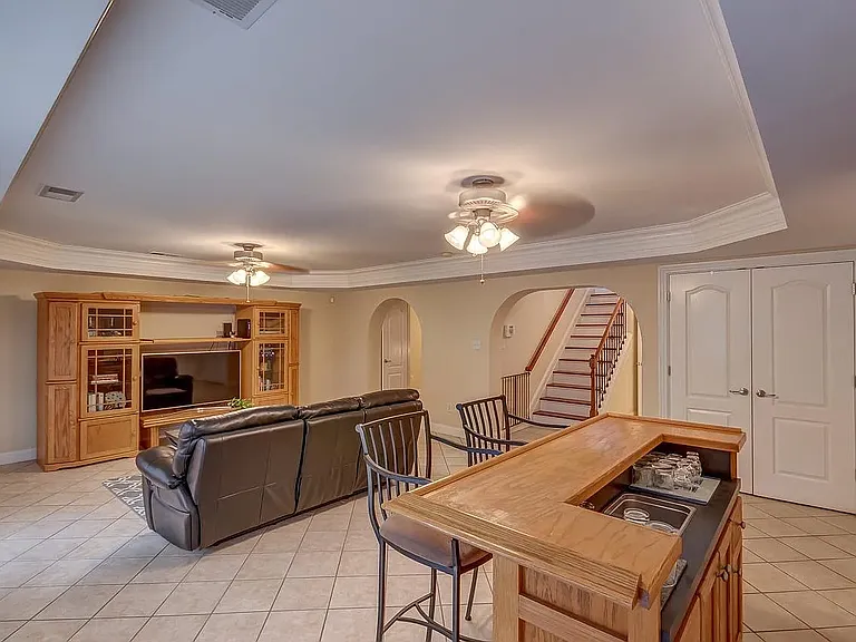 909 Village Green Ave — Photo 26