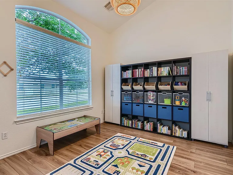 1717 Thompson Trl — Photo 4