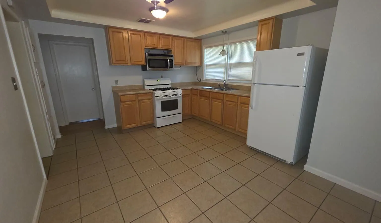 3 bed, 1.0 bath, 1246 sqft, $1,600 — Photo 4