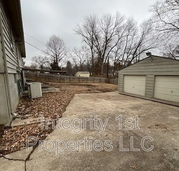 6305 N Highland Ave — Photo 2