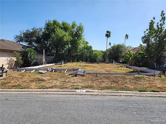 3rd image of 135 Willow Cir