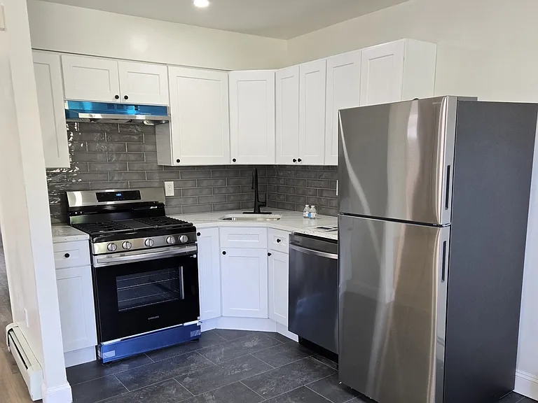 Brand new eat in kitchen