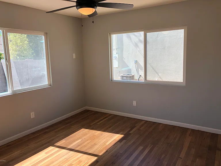 725 E Moreland St — Photo 16