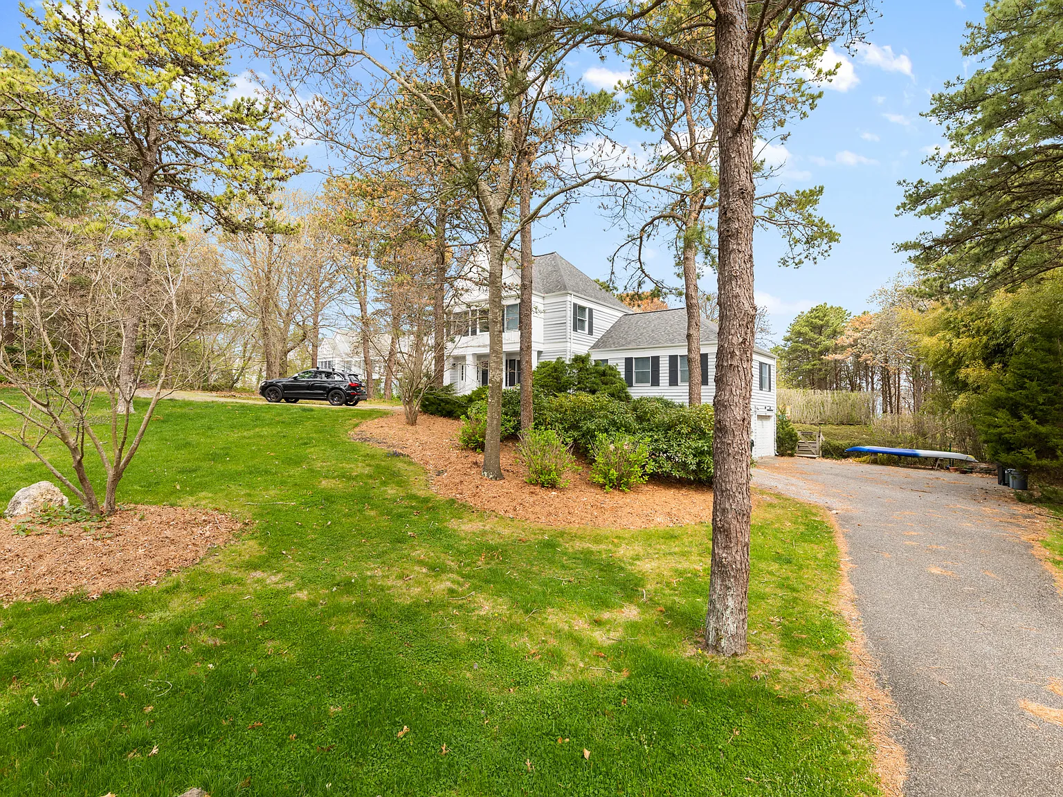 Southampton Fabulous Traditional Home. Great Location. — Photo 2