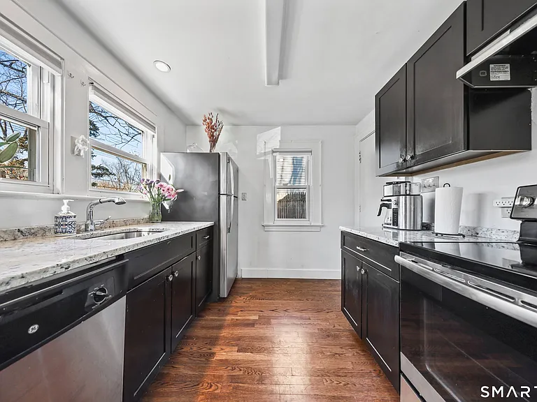 196 Waite St — Photo 4