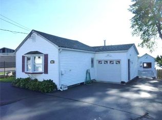 653 Edgemere Dr, Rochester, NY 14612