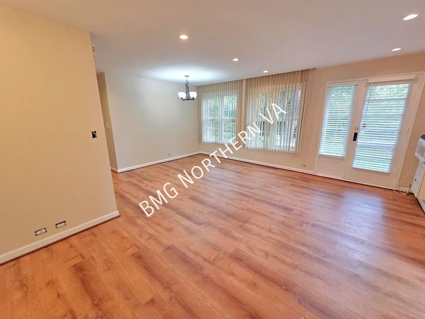 Beautifully Renovated 2 Bedroom 1 Bathroom Townhouse-Style Condo In Very Desirable Parkfairfax Co... — Photo 3