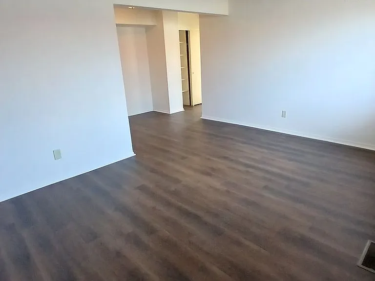 Yorktowne Apartments — Photo 11
