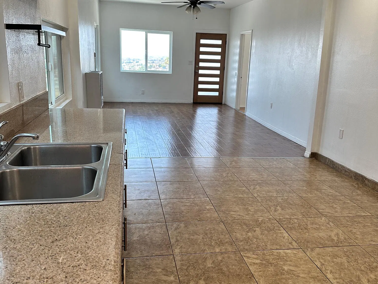 3 bed, 1.5 bath, 1300 sqft, $3,200 — Photo 4