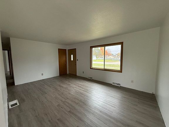 5th image of 708 Plum St