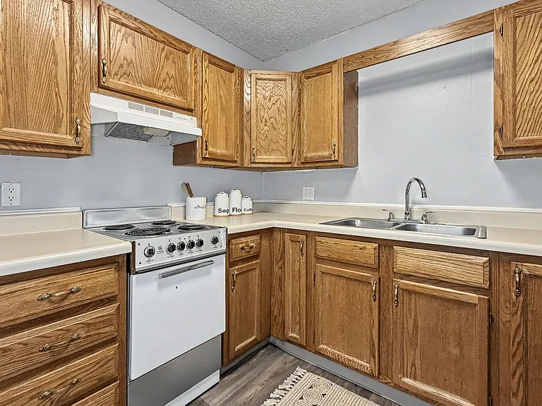 1800 Watrous Ave — Photo 4