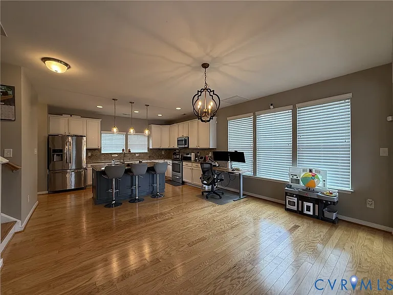 8049 Ellendale Dr — Photo 9