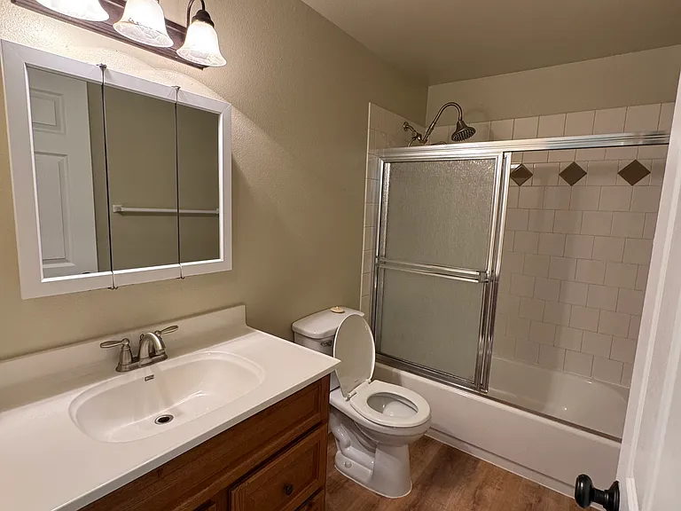 835 SW 10th St — Photo 10