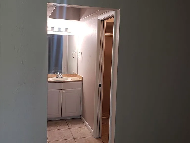 1101 SW 48th Ter — Photo 11