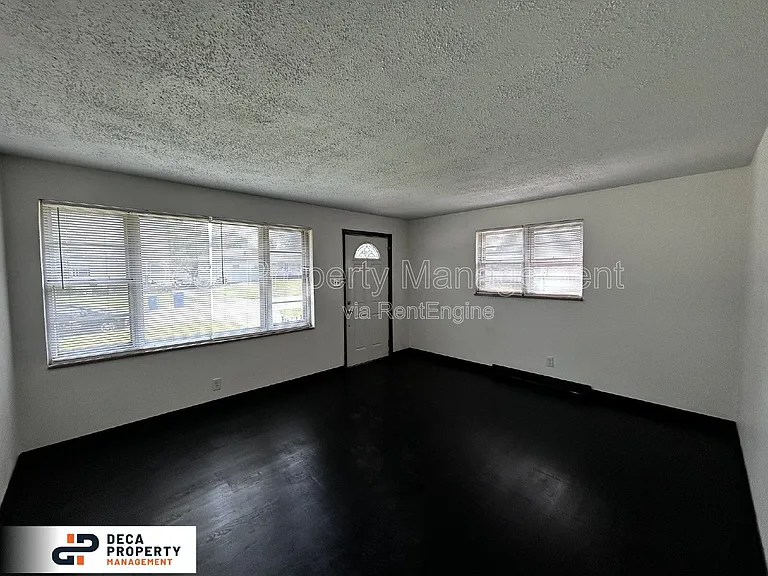 2312 Shields Ave — Photo 2