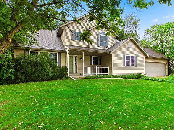 3rd image of 305 Lexington Dr
