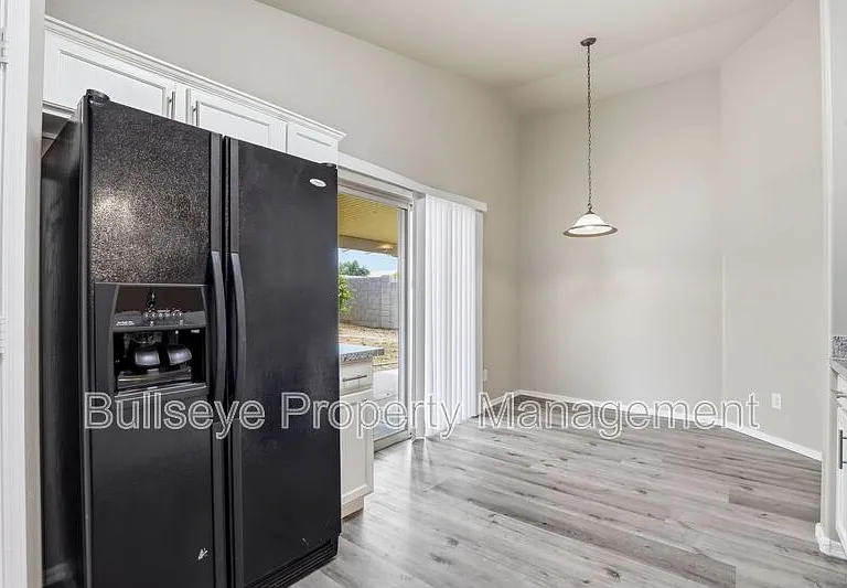 310 E Payton St — Photo 9