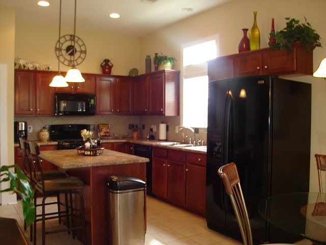 Kitchen, tile backsplash, gas cook top (dual fuel)