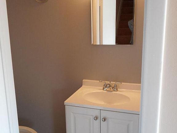 Main floor 1/2 bathroom