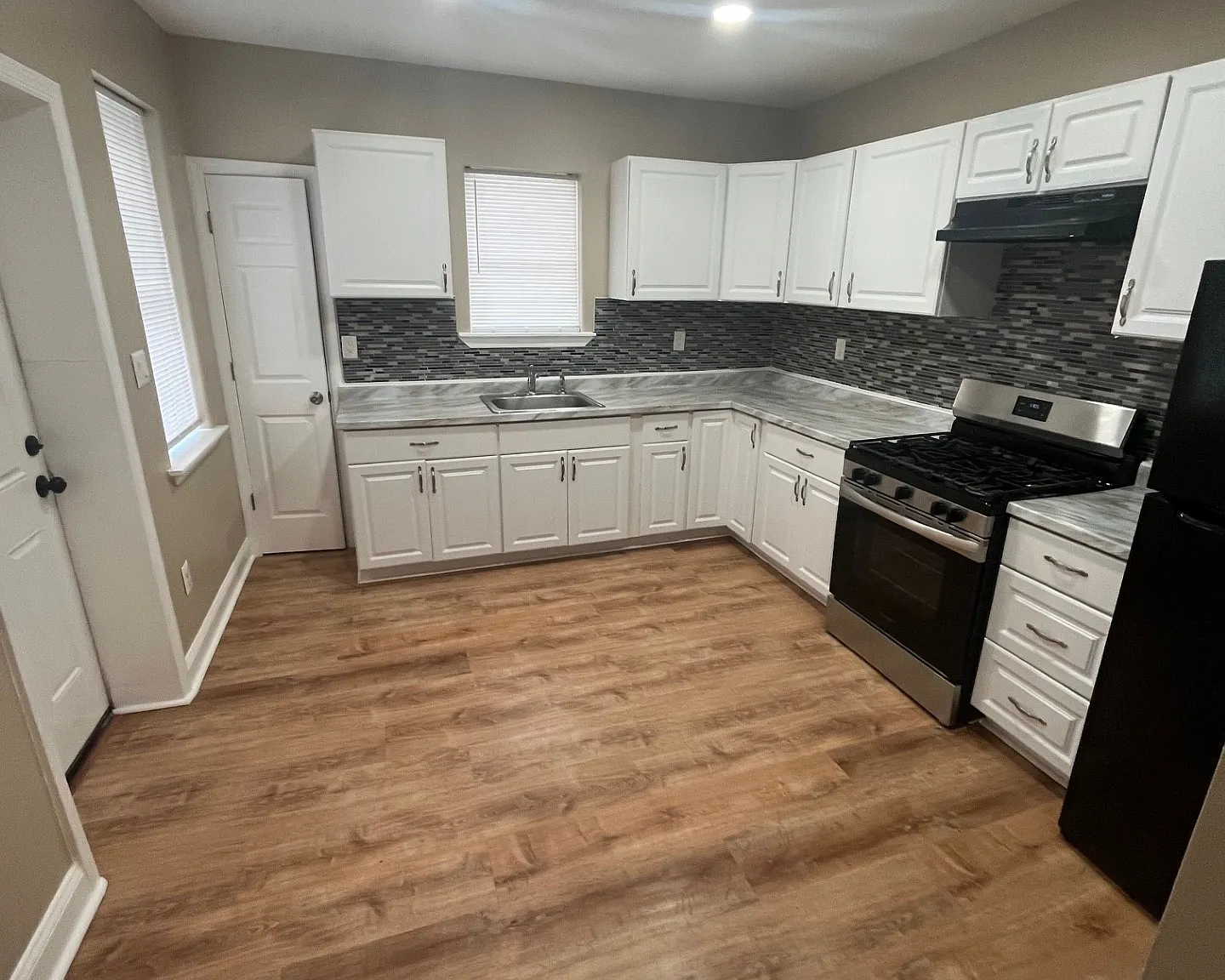 1 bed, 1100 sqft, $1,400 — Photo 2