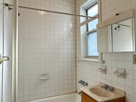 5th image of 2556 33rd St #1