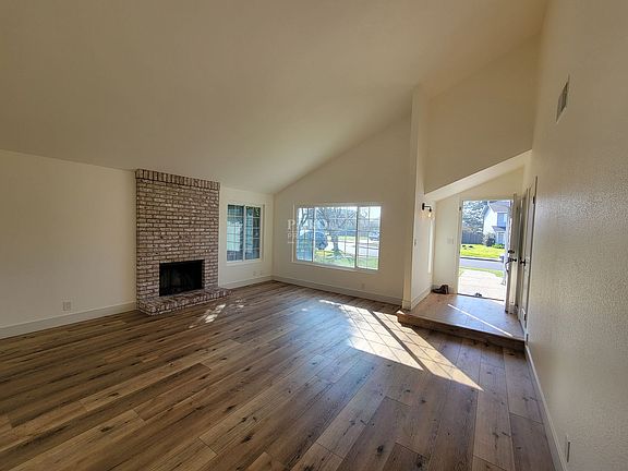 3rd image of 927 Palace Ct
