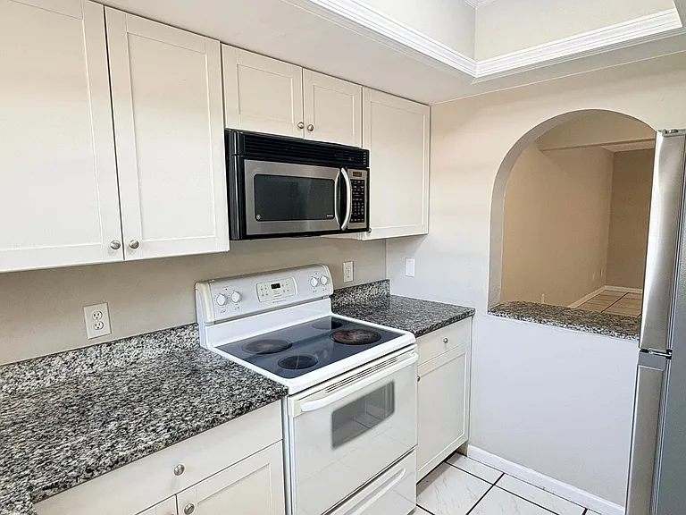 1123 SW 48th Ter #106 — Photo 3