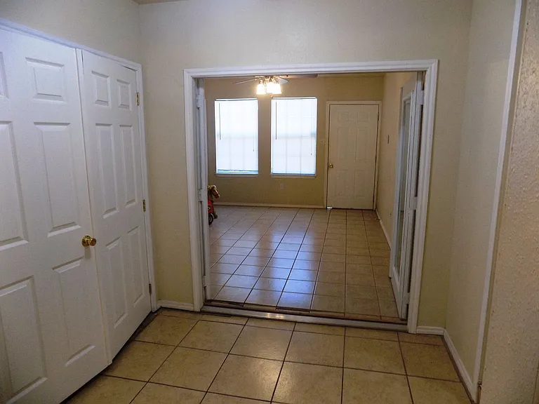 636 W Norwood Ct — Photo 8