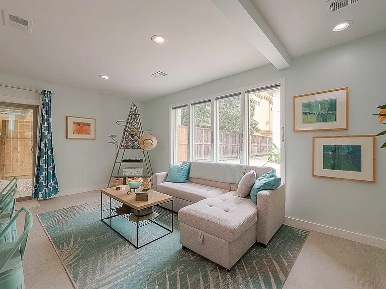 2415 1/2 Rosamond St — Photo 3