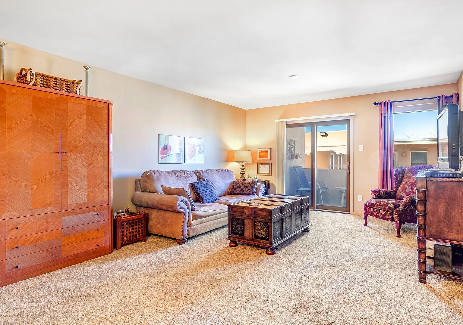 Beautifully Furnished One Bedroom Condo near Hospital Available Now! — Photo 2