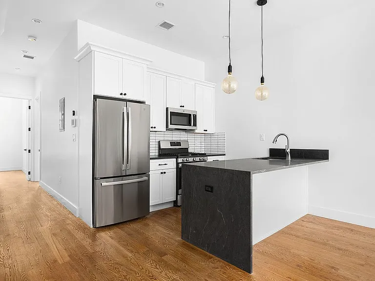 1216 Halsey St #3 — Photo 3