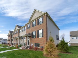 828 Shadowbrook Ct, Oswego, IL 60543