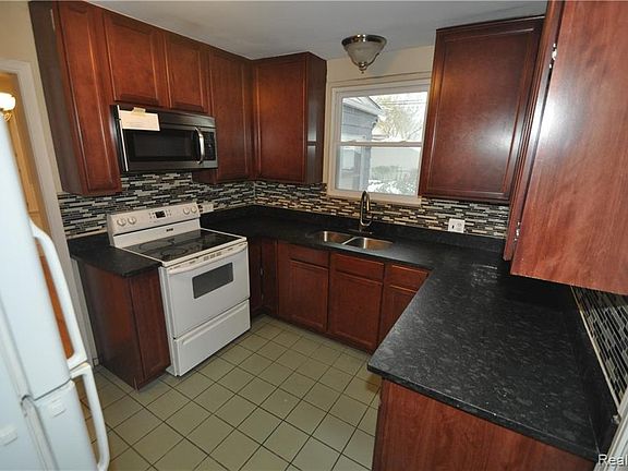 2nd image of 909 Longfellow Ave
