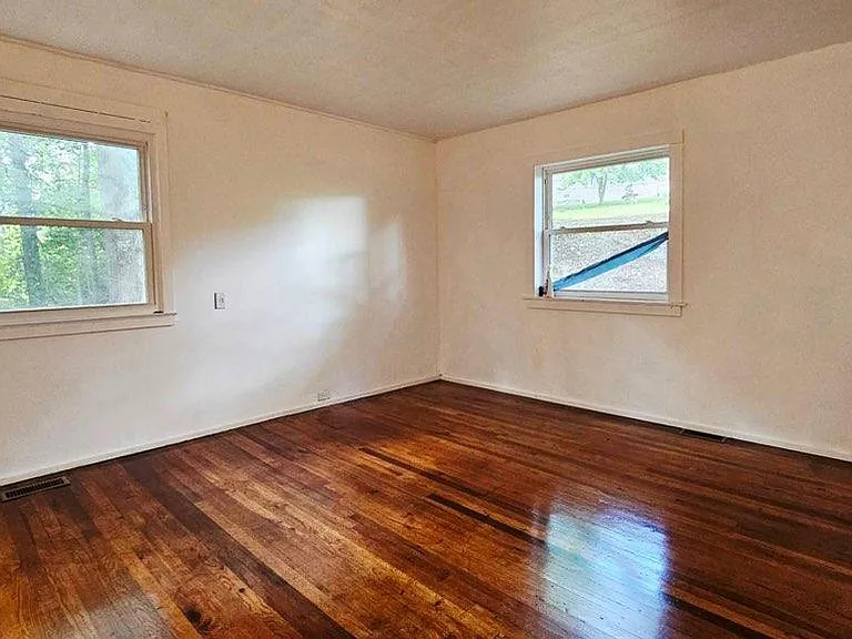 313 W Outer Dr — Photo 10