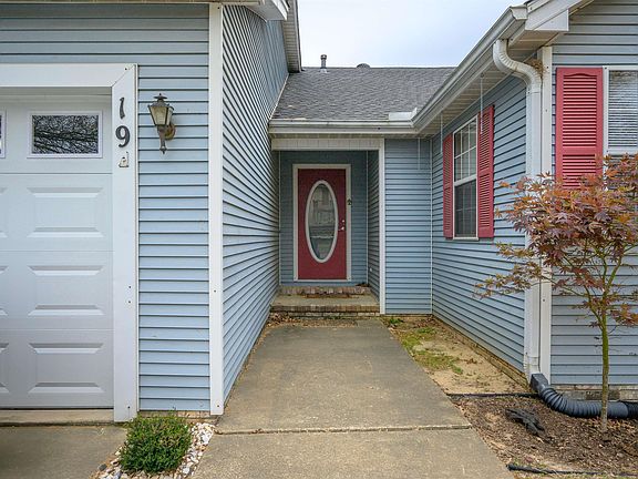 2nd image of 19 White Oak Cir