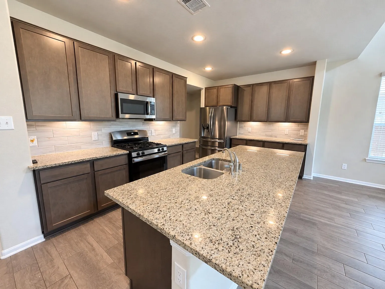 4 bed, 2.5 bath, 2786 sqft, $2,600 — Photo 4