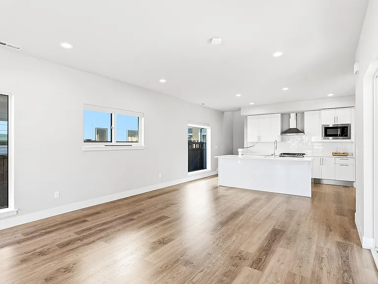 16536 SE Pleasant Valley Pkwy — Photo 5