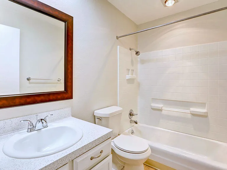 Monaco Parkway Apartments — Photo 15