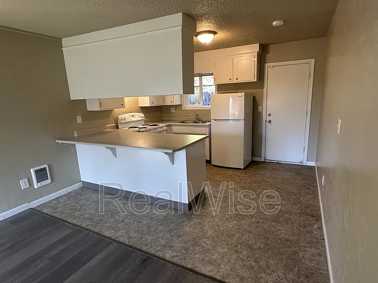 719 SW Bridge St — Photo 7