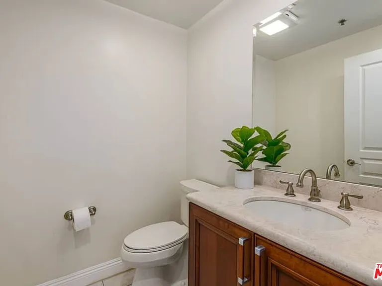 10617 Eastborne Ave #Penthouse 2 — Photo 3