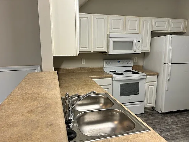3 bed, 2.5 bath, 1400 sqft, $1,700 — Photo 2