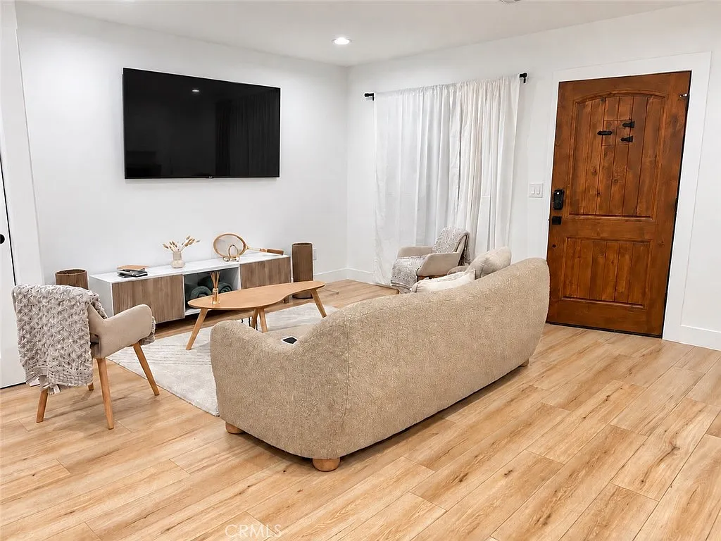 3 bed, 1050 sqft, $4,300 — Photo 4
