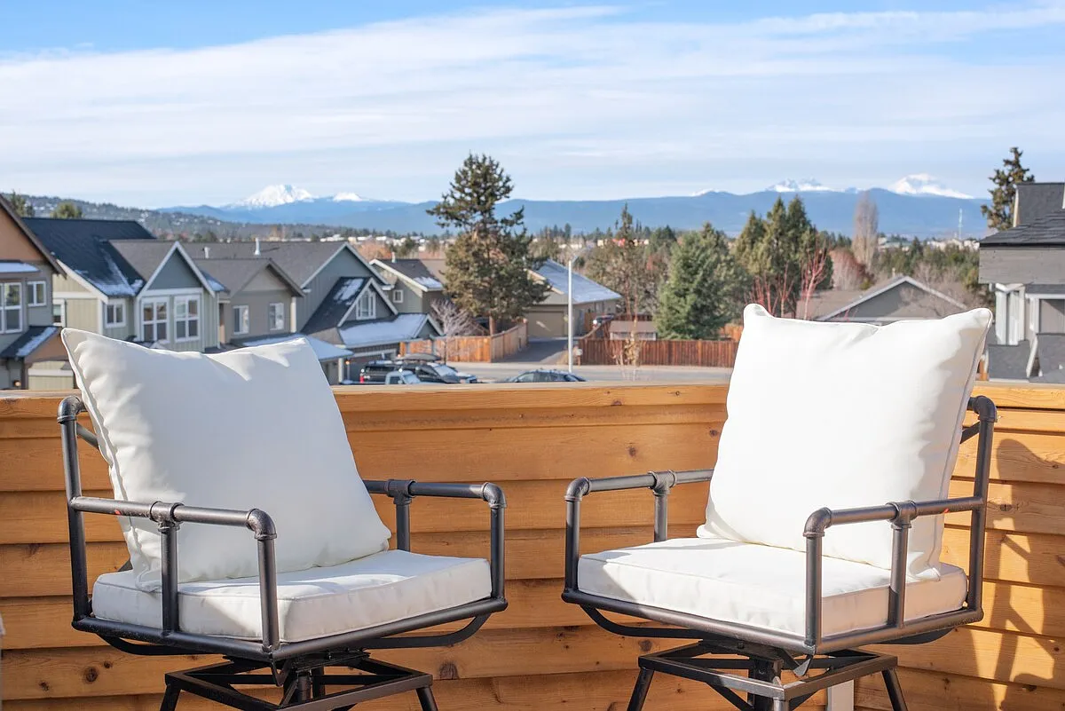 3 bed, 2437 sqft, $3,100 — Photo 3